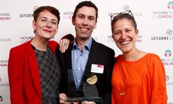 Céline Simon, Nicolas Recapet et Rosalie Lacombe avec le trophée des Victoires es leaders du capital humain